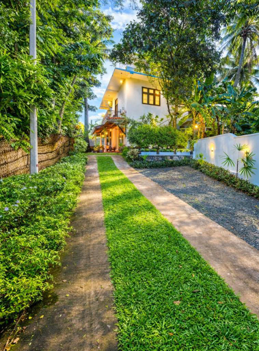 Exterior & Views
