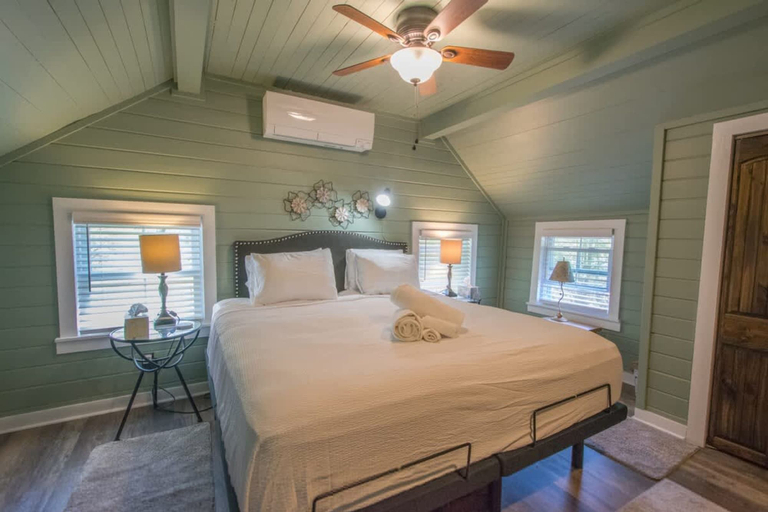 Room 4, Rustic 3BR w Private Pond Firepit Near Trails, Henderson