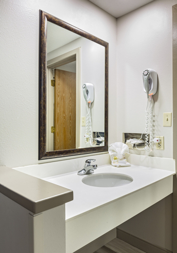 Bathroom 5, Defiance House Lodge, Kane