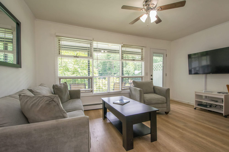 Room 5, Lakeview 1BR Condo w Deck Walk to Village, Henderson