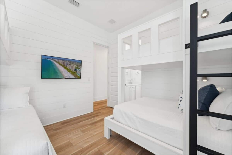 Room 4, Hidden Palms 7BR W Poll Billiard and Near Beach, Walton