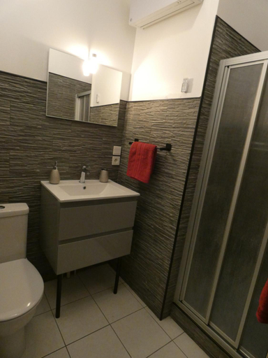 Bathroom 3, Les Bergeronnettes, Jura