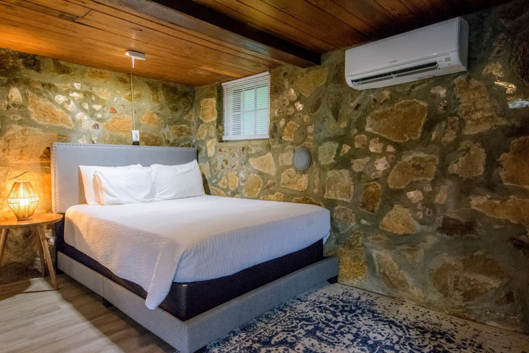 Room 4, 2 BDR Cottage Studio 15 Min to Town Free Tix, Henderson