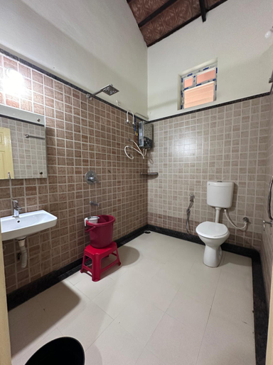 Bathroom, janani ecostay, Chikmagalur