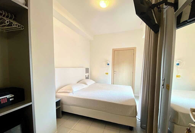Bedroom 2, Hotel Aron Rimini, Rimini