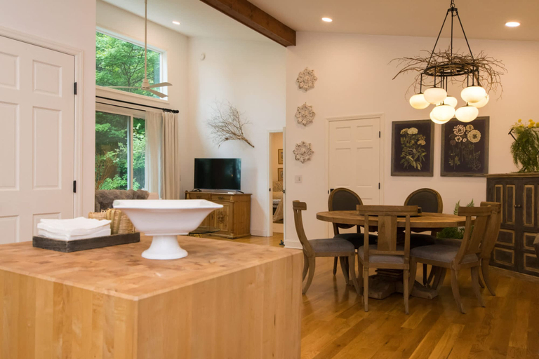 Room 2, 7 BDR Retreat w Guest Houses Waterfall Trail, Henderson