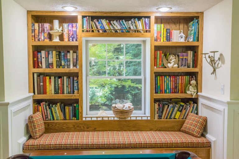 Room 4, Historic 4BR Colonial w Pool Table Fire Pit, Henderson