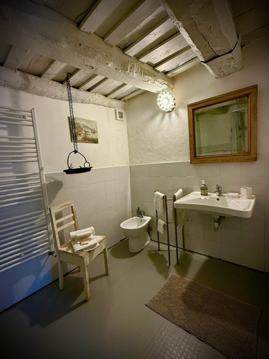 Bathroom 3, Viandanti, Artisti e Sognatori, Massa Carrara