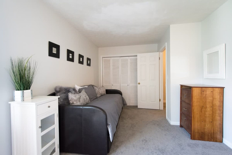 Room 5, Charming 2BR Townhouse w Patio Walk to Main St, Henderson