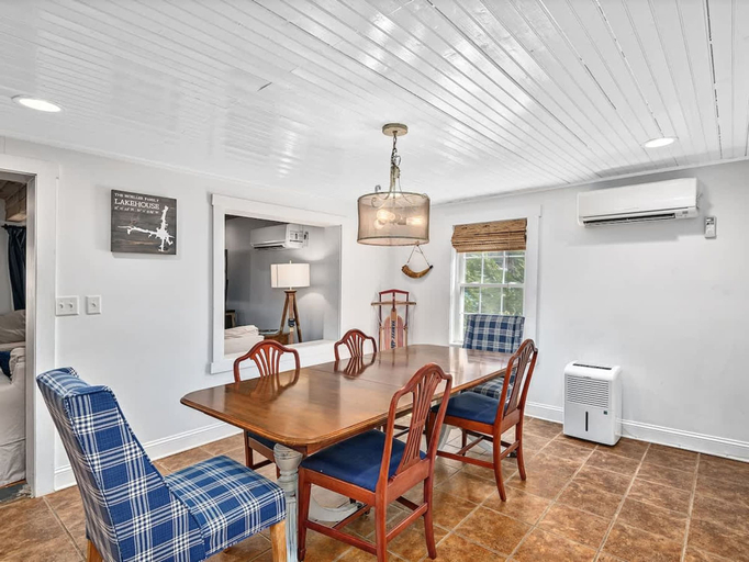 Room 2, Lakefront 4BR w Screened Porch, Rutherford
