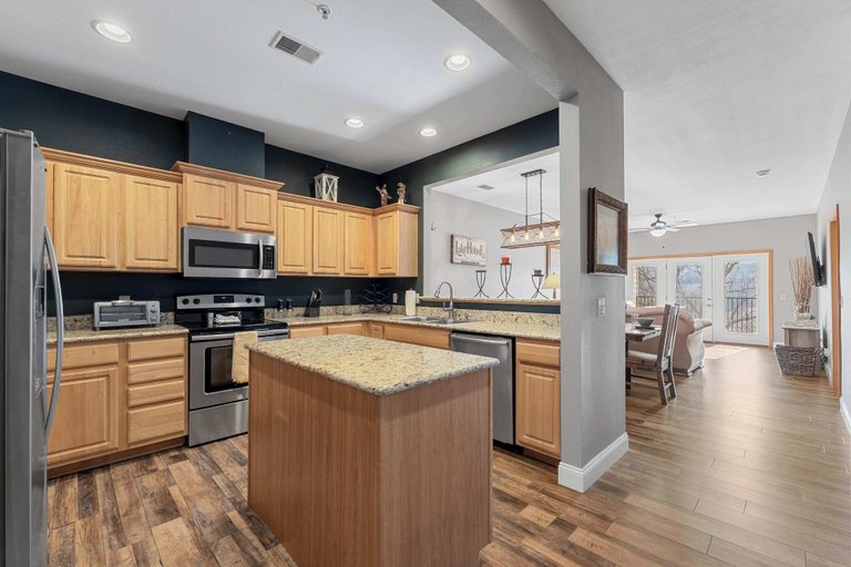 Private kitchen 5, The Lakeview Condo Lakefront, Stone