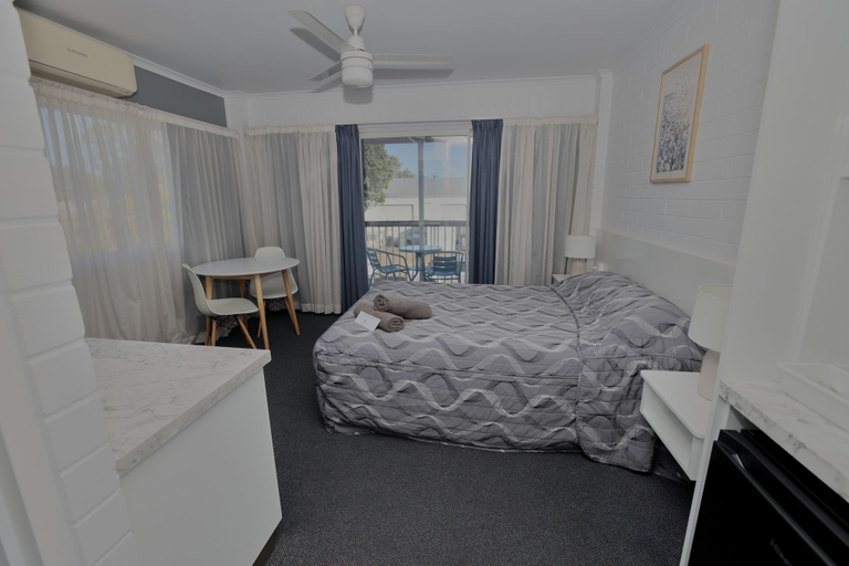 Bedroom 4, Dalby Manor Motor Inn, Dalby