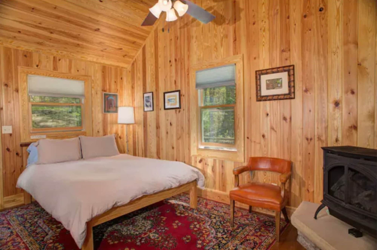 Room 2, Cozy Guest Cabin Pet Friendly Secluded Peaceful, Rutherford