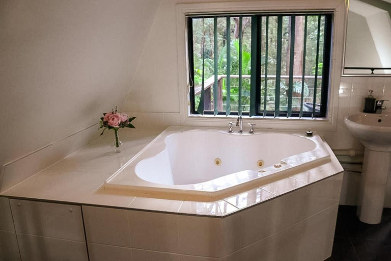Bathroom 2, GREEN TREES CHALET Australia Zoo close by, Caloundra - Rail Corridor
