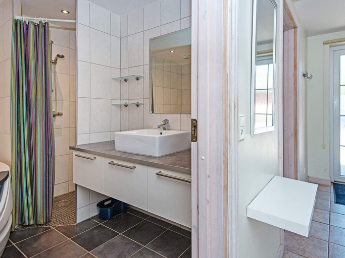Bathroom 3, 5 Star Holiday Home in Romo, Tønder