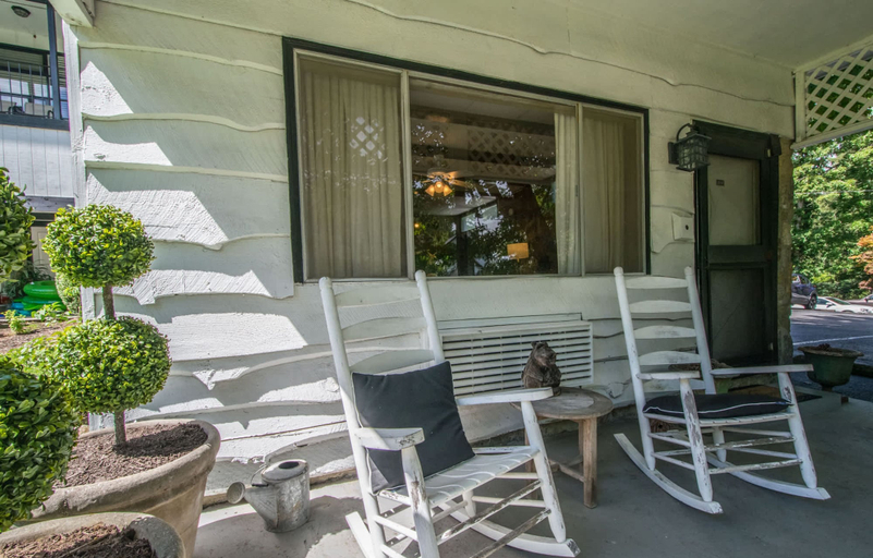Room 2, Stone Studio Lakefront Pool Access, Henderson