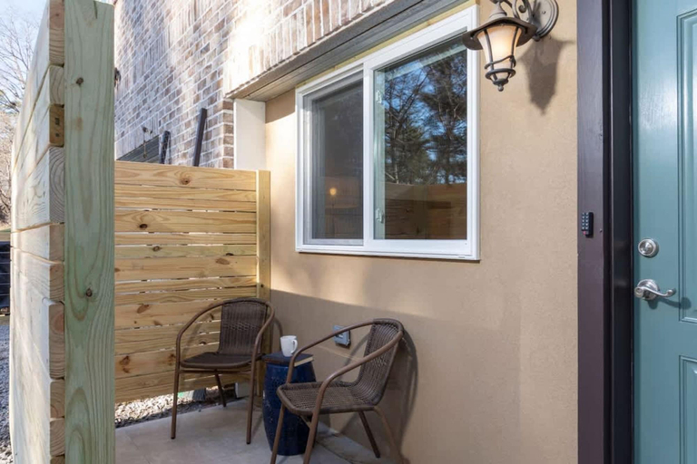 Room 2, Eco-luxe 1bdr w Patio Free Tix Near Biltmore, Buncombe