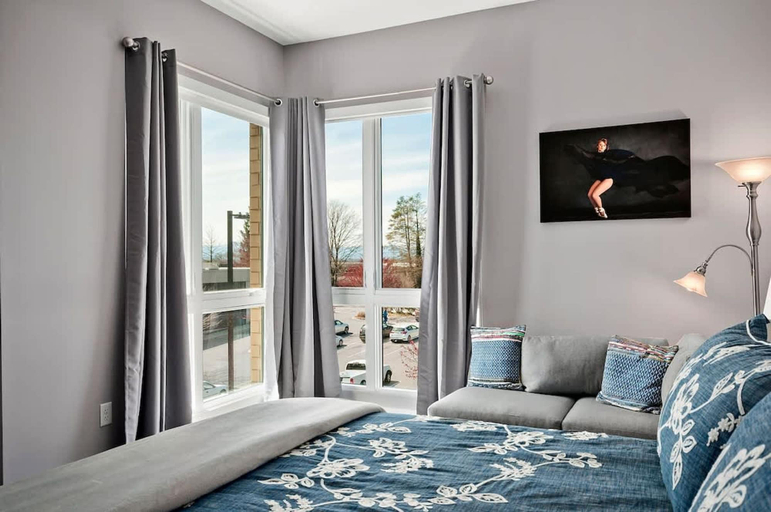 Room 2, 2BR Condo w Balcony Free Tix Walk to Downtown, Buncombe