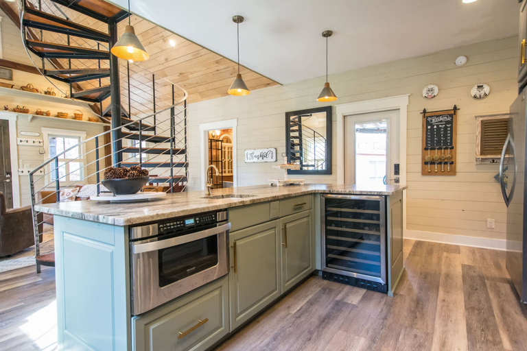 Room 5, Rustic-chic 2BR Cabin w Clawfoot Tub Near Trails, Henderson