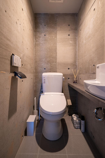 Bathroom 5, La luna, Yomitan