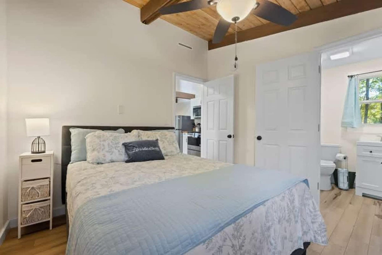 Room 2, Accessible 1BR Cottage w Firepit Near Trails, Henderson