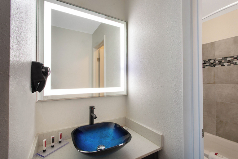 Bathroom 5, Clarion Pointe, Mecklenburg