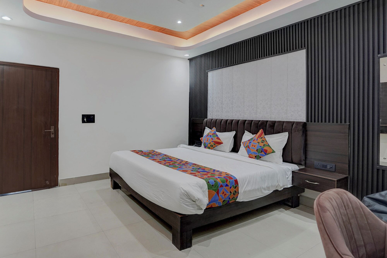 Room 5, Fabhotel Ivory Loft, Gautam Buddha Nagar