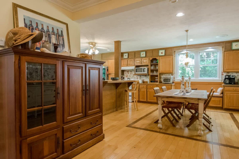 Room 3, Historic 4BR Colonial w Pool Table Fire Pit, Henderson
