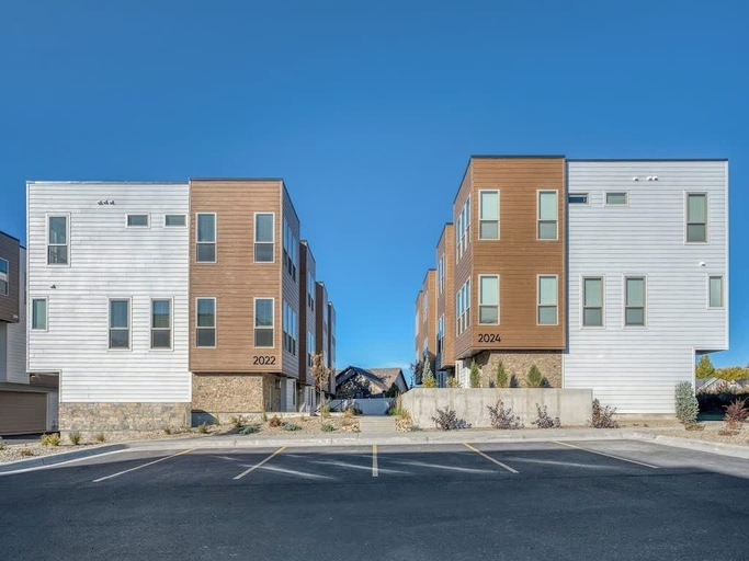 Parking 5, Landing Furnished Apartments - Billings, MT, Yellowstone