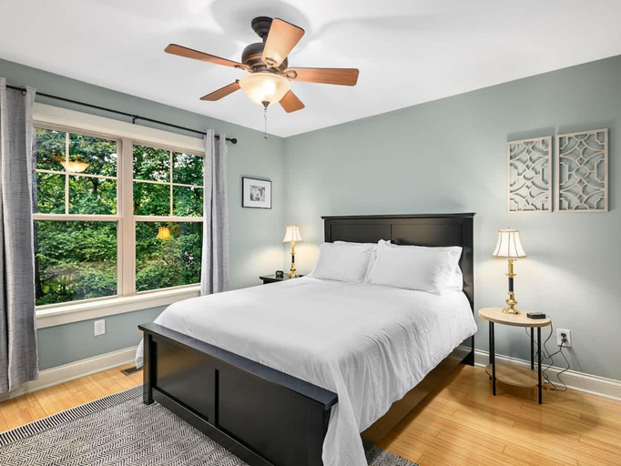 Room 3, Cozy 2BR Townhouse w Deck Walk to W Asheville, Buncombe