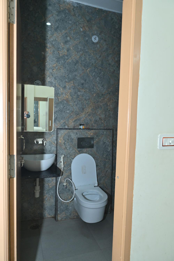 Bathroom 5, Shri Ram Mohan Palace, Mathura