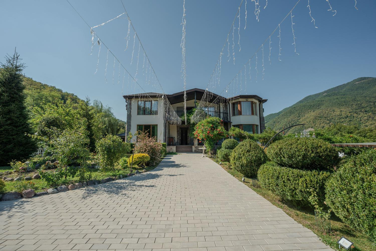 Exterior & Views