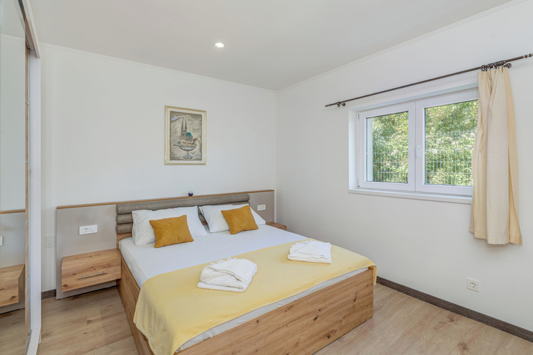 Room 5, Villa Gariful, Sleeps 8 with Pool & Pet Friendly, Zagvozd