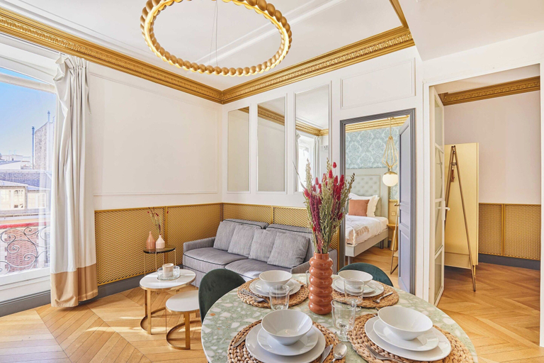 Living room 3, Superb AC- 2bdr Apartement Montaigne/arc de Triomphe, Paris