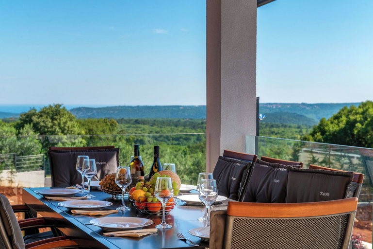 Outdoor dining, Villa Astrid, Raša