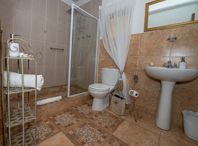 Bathroom 2, SUN DOWN LODGE & CONFERENCE, Joe Gqabi