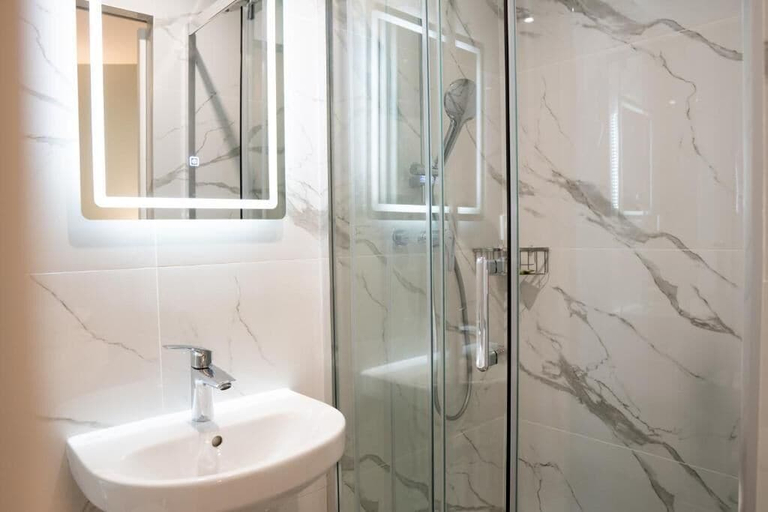 Bathroom 5, Aéro Club, Hauts-de-Seine