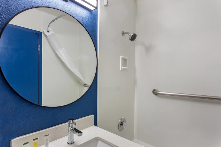 Bathroom 3, Super 8 by Wyndham Chicago IL, Cook