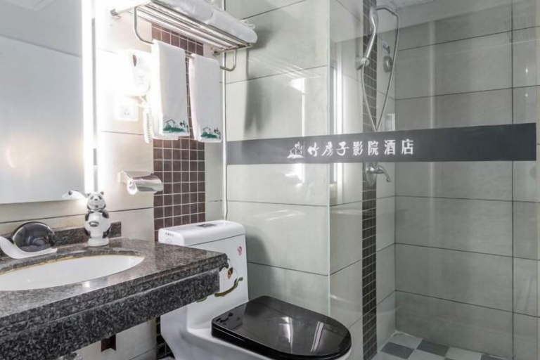 Bathroom, Zhufangzi Cinema Hotel (Anyue Beimenkou), Ziyang