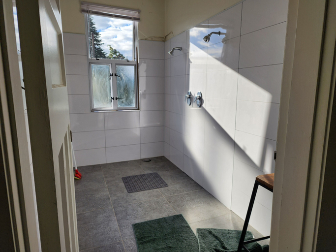 Shared bathroom 2, Urban Lounge Sleepery Carterton, Carterton