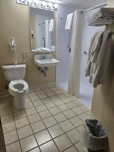 Bathroom 4, Barkers Island Inn Resort, Douglas