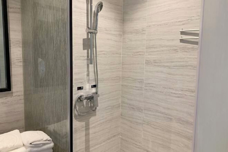 Bathroom 4, Huashan Hotel (Government compound), Chongzuo