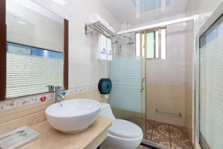 Bathroom 3, Fu Quan Hotel (Wuchuan Haibin Bus Terminal), Zhanjiang