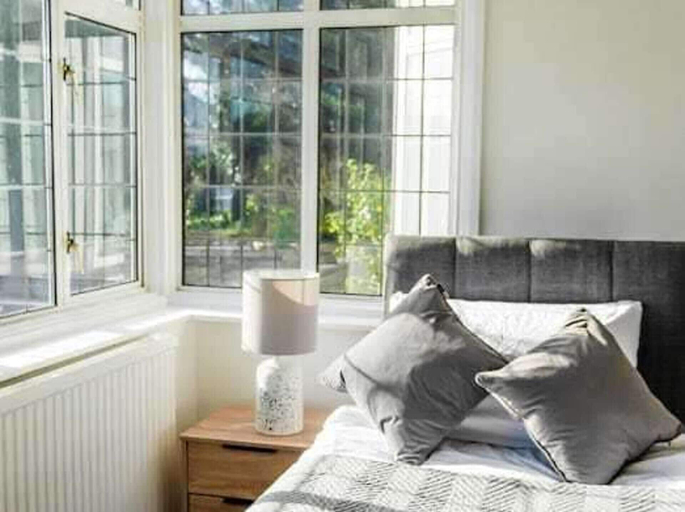 Room 4, Serviced Accom Sleeps 8- Near London, Free Parking, London
