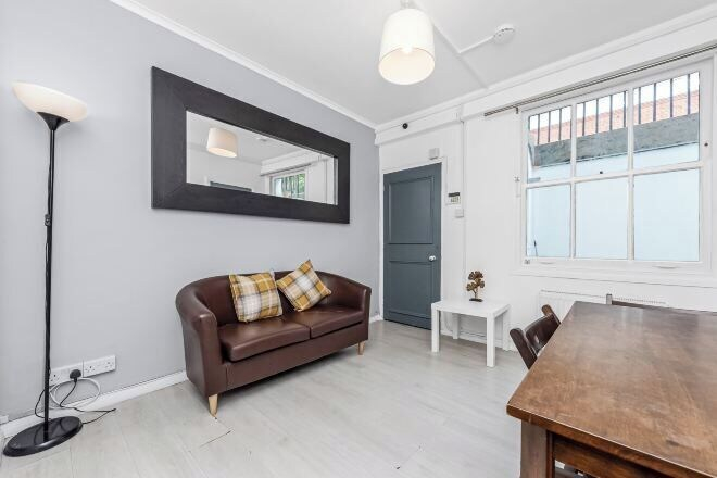 Room 4, Fantastic 4 bedroom apartment in Russell Square, London