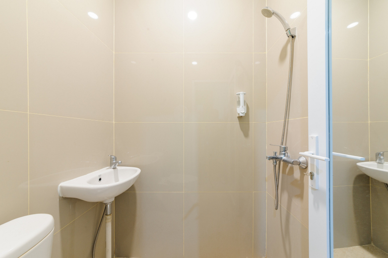 Bathroom 3, Urbanview Green Lake Sunter Residence, North Jakarta