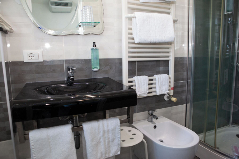 Bathroom 3, MoMo Seaview Hotel Rimini, Rimini