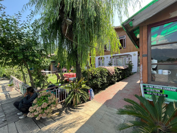 Others 3, Hotel Lake Side, Srinagar