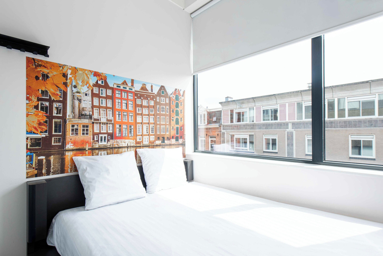 Bedroom 5, easyHotel Amsterdam City Centre South, Amsterdam