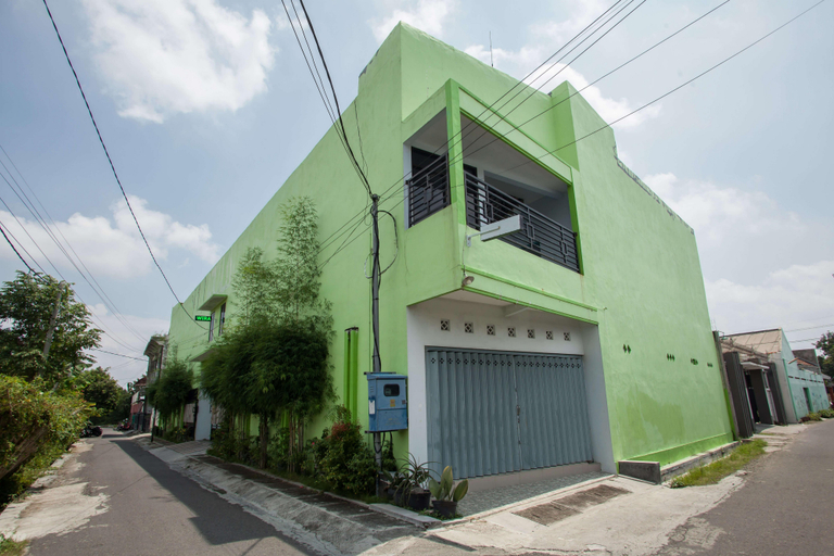 Exterior & Views 2, RedDoorz Syariah @ Kartohardjo Madiun, Madiun